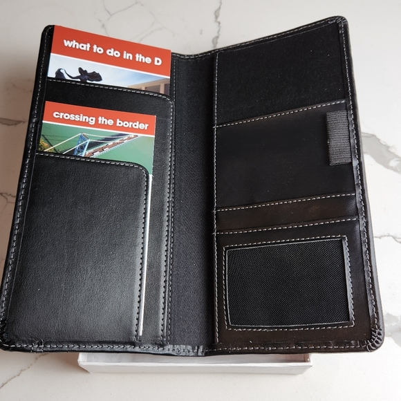 VINTAGE "NEW" LEEDS 2009 FINAL FOUR DETROIT BLACK PASSPORT WALLET - Picture 3 of 8